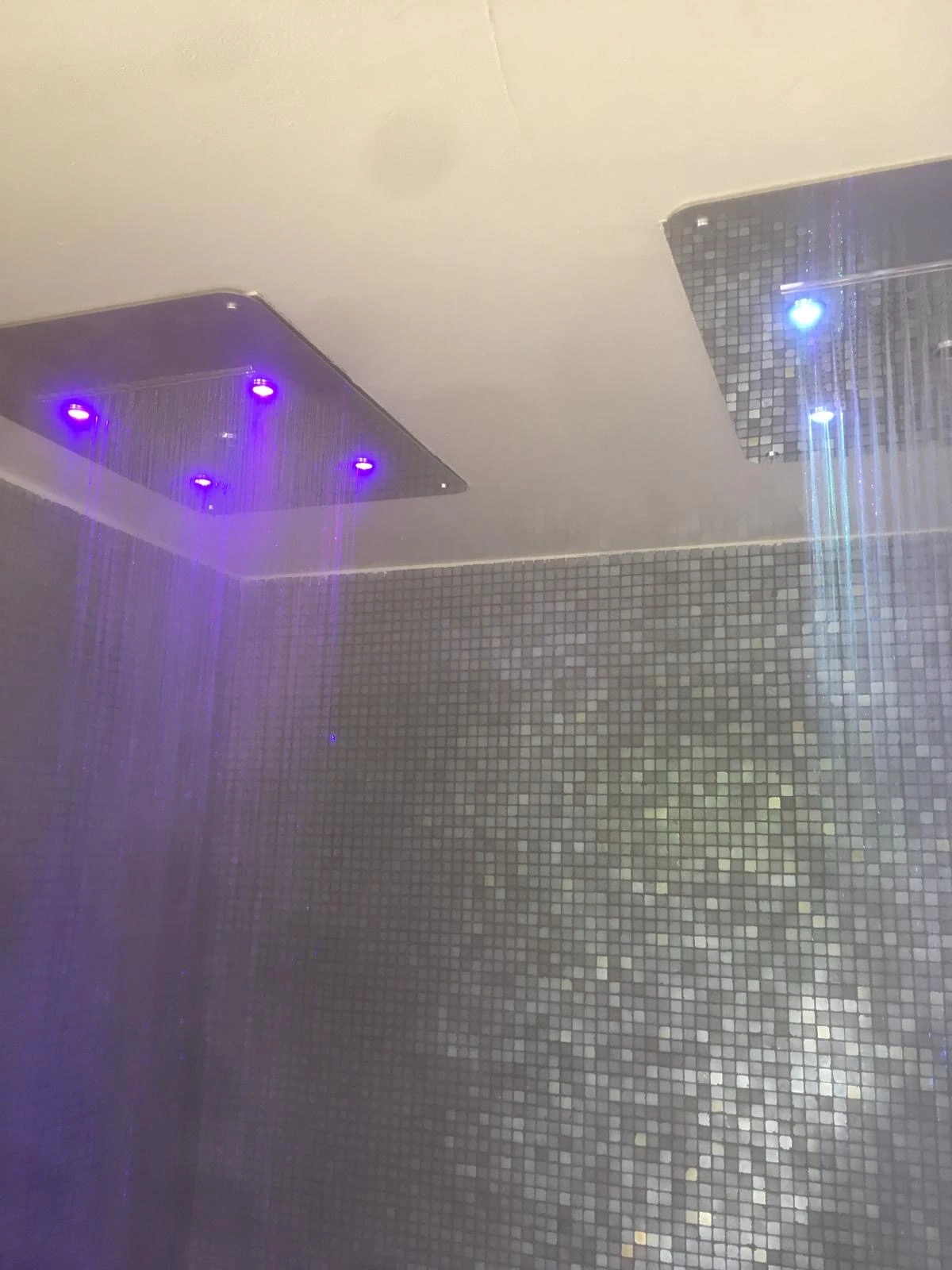 Doccia a soffitto con cromoterapia